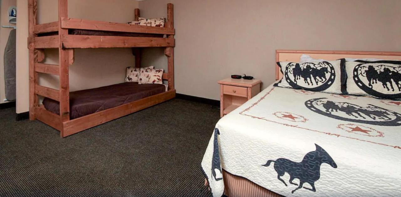Yellowstonepark Inn&Suites Ливингстън Екстериор снимка